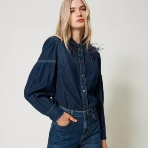 Twinset camisa vaquera con plumas