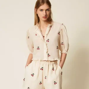 Twinset camisa corta de ramio con bordado de cerezas