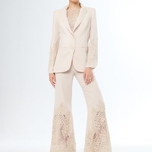Carla Ruiz conjunto chaqueta y pantalon crudo