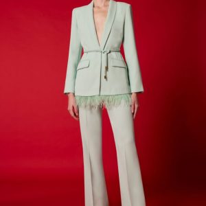 Carla Ruiz conjunto chaqueta pantalon verde claro