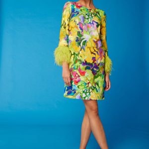 Carla Ruiz vestido recto plumas amarillo