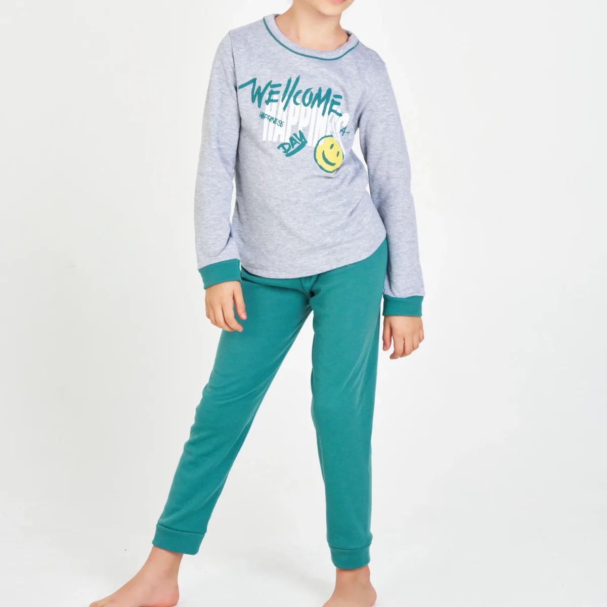 PIJAMA NIÑO INVIERNO GRIS “WELCOME” CON PANTALÓN VERDE