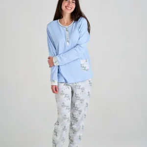 PIJAMA AFELPADO DE MUJER AZUL CLARO CON DETALLES DE FLORES