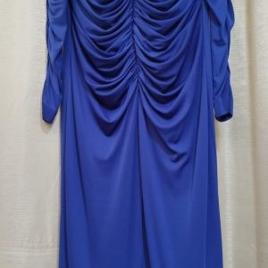 Carla Ruiz vestido fruncido azul