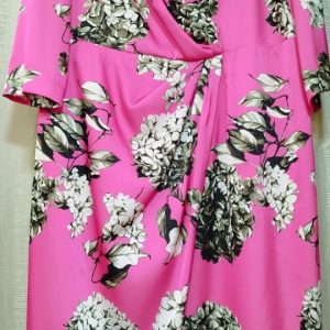 Carla Ruiz vestido saten fucsia