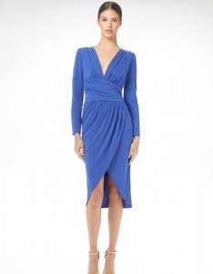 Carla Ruiz vestido azul midi
