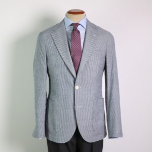 Chaqueta azul con raya blanca