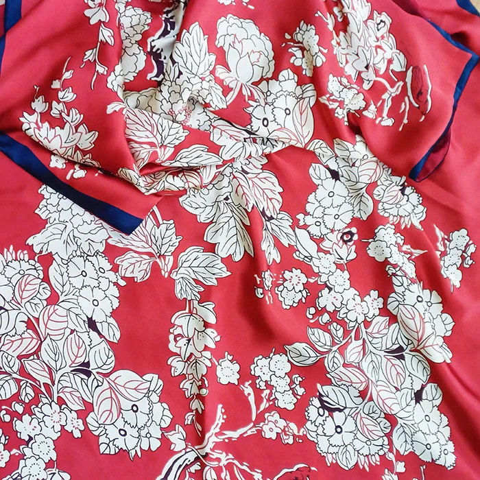 Kimono de semi seda pata de gallo blanco negro y rojo - Imagen 8