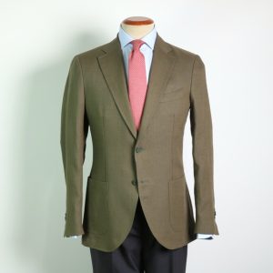 Chaqueta de lino verde de corte entallado