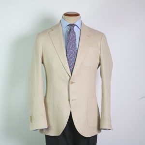 Chaqueta de lino beige de corte entallado