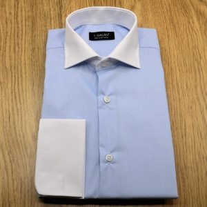 Camisa celeste con cuello y puño doble blanco