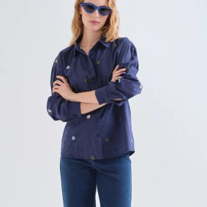 Camisa azul bordado flor