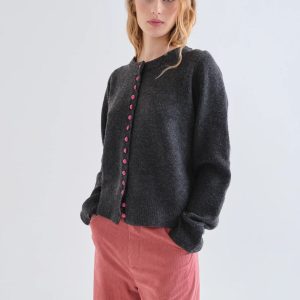 Cárdigan gris botones rosa