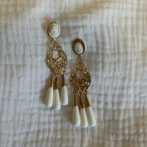 Pendiente triple lágrima beige