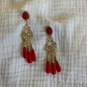 Pendiente triple lágrima rojo