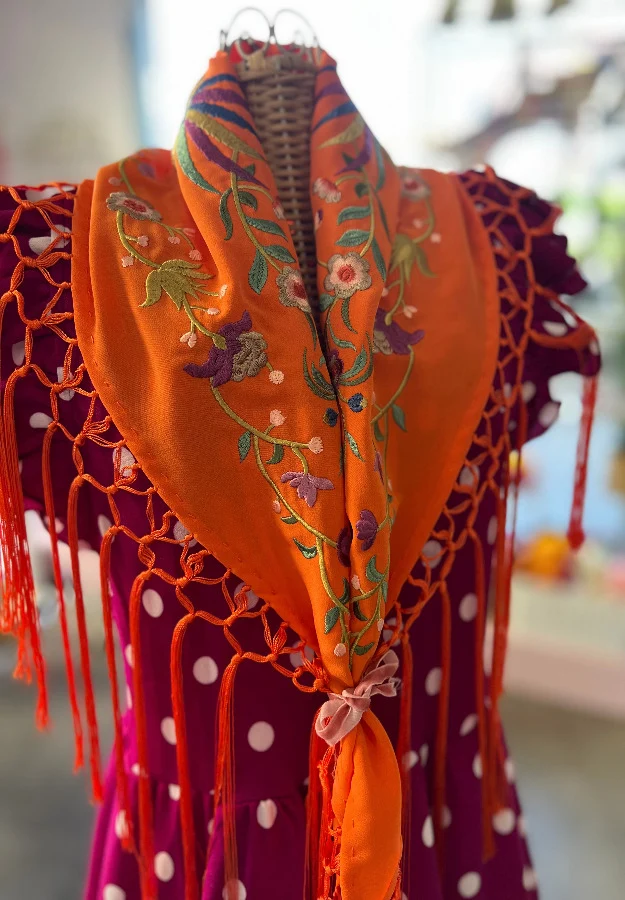 Mantón Niña Pájaro Fondo Naranja - Imagen 2