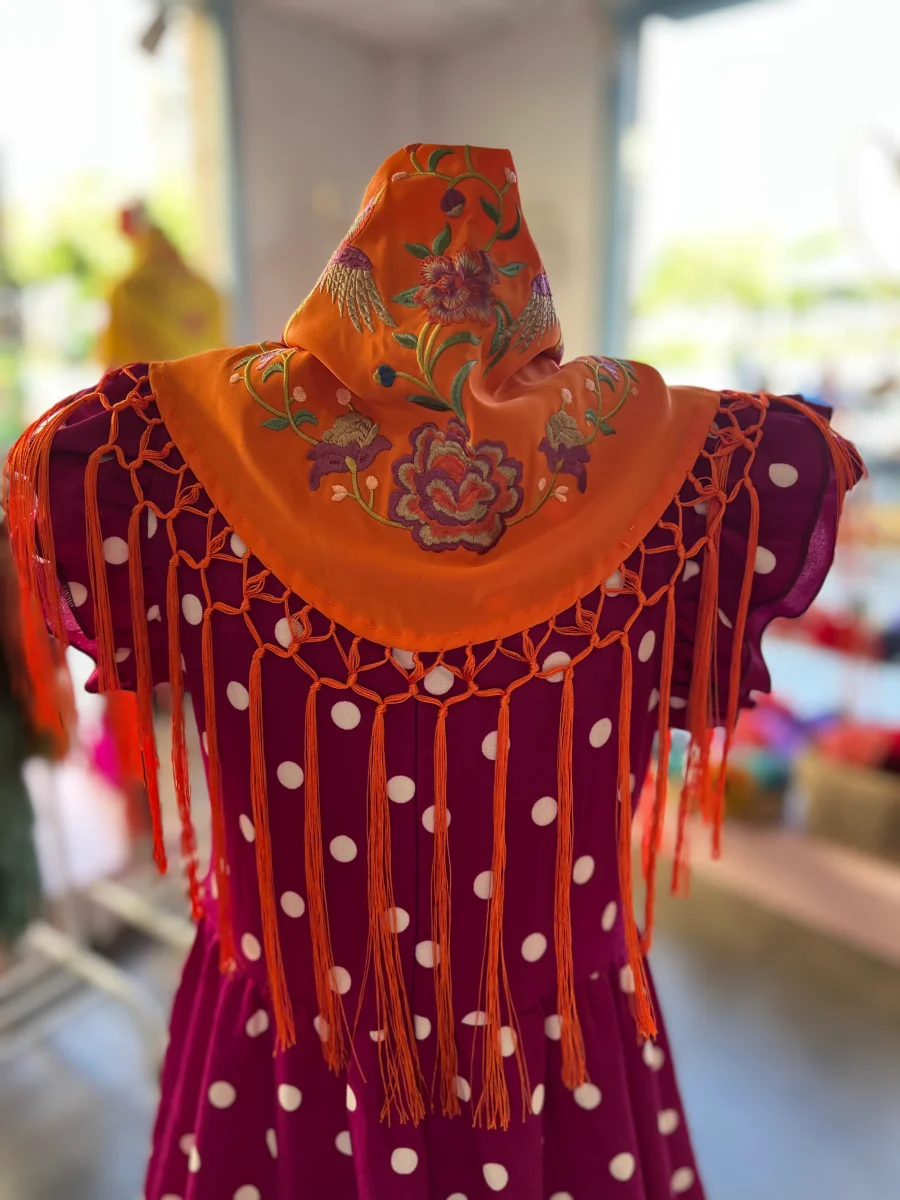 Mantón Niña Pájaro Fondo Naranja - Imagen 4