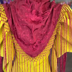 Mantón bordado burdeos