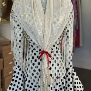 Mantón bordado beige
