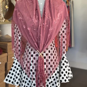 Mantón bordado rosa