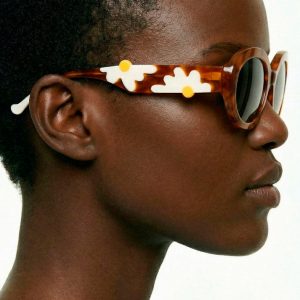 Gafas de sol marrones con estampado de margaritas
