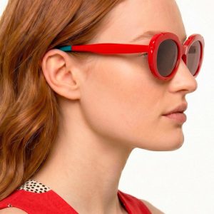 Gafas de sol rojas con punta patillas multicolor azul claro y verde