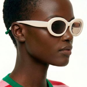 Gafas de sol blancas con punta de patillas multicolor verde y rojo