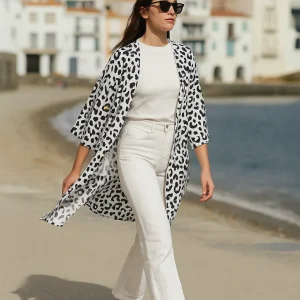 Kimono de semiseda blanco manchas negras y amarillas