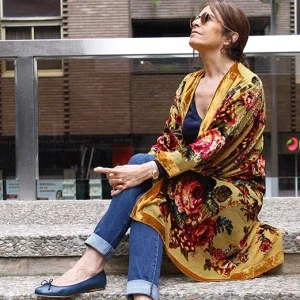 Kimono de terciopelo devore Mostaza Rosas