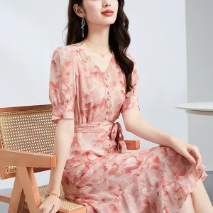 Agua para mujerescolor Vestido de seda estampado con bajo de volantes y escote en V. Vestido midi de seda con cinturón.