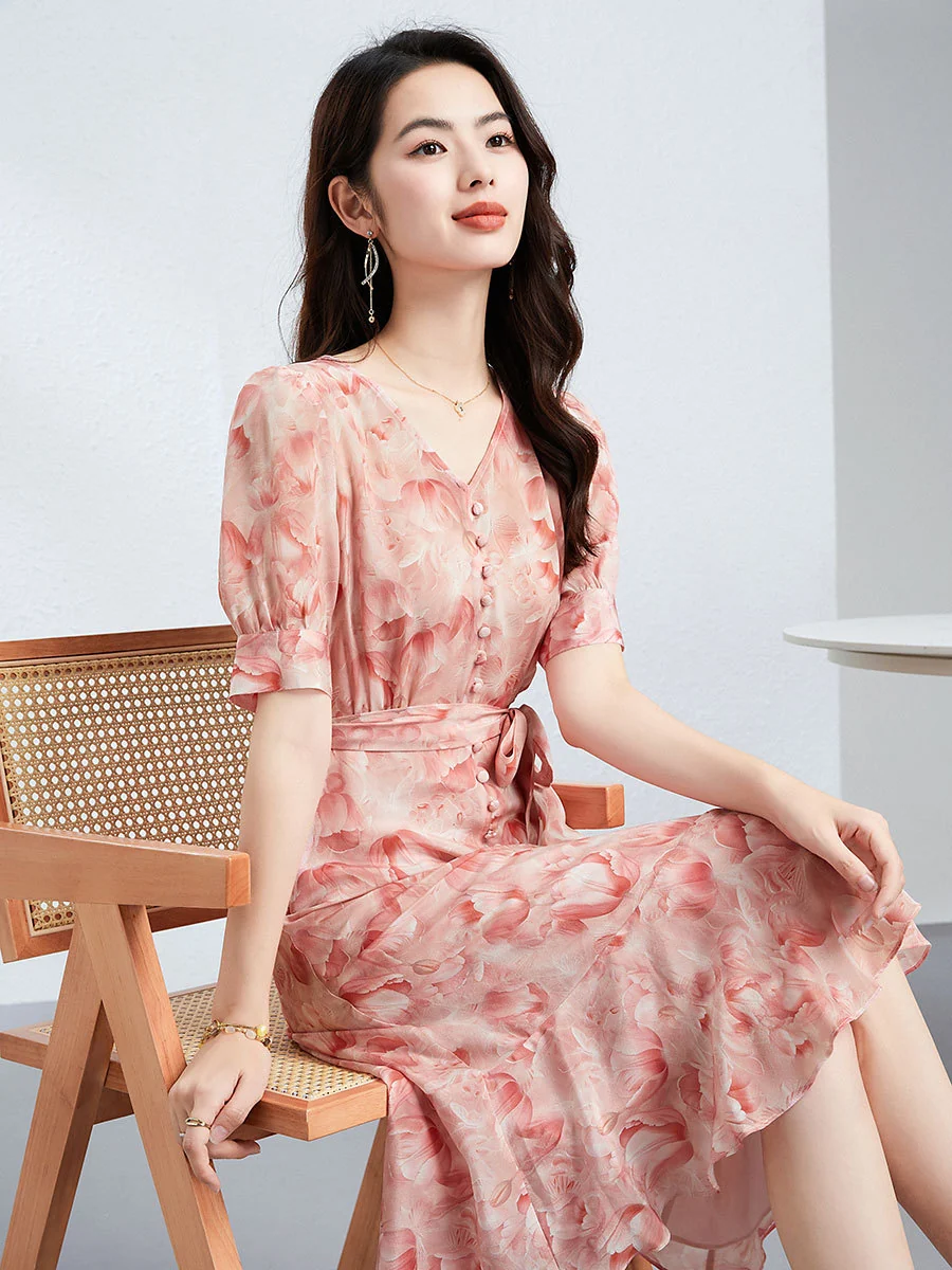 Agua para mujerescolor Vestido de seda estampado con bajo de volantes y escote en V. Vestido midi de seda con cinturón.