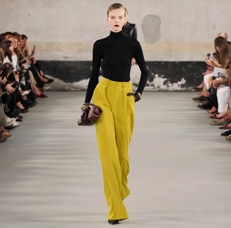 Elisabetta Franchi pantalon de crepe ligero con cinturon - Imagen 4