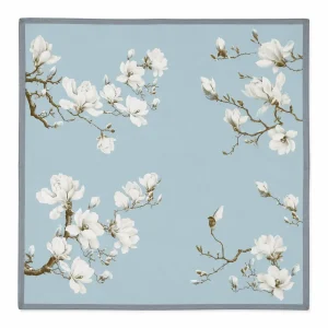 Pañuelo de seda natural azul con flores blancas de almendro de 52×52 cm