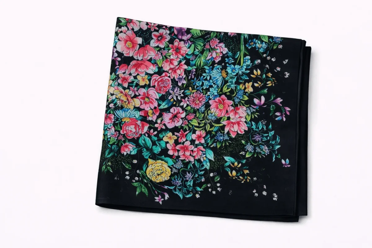 Pañuelo de semi seda grande negro con flores 130×130 cm - Imagen 7