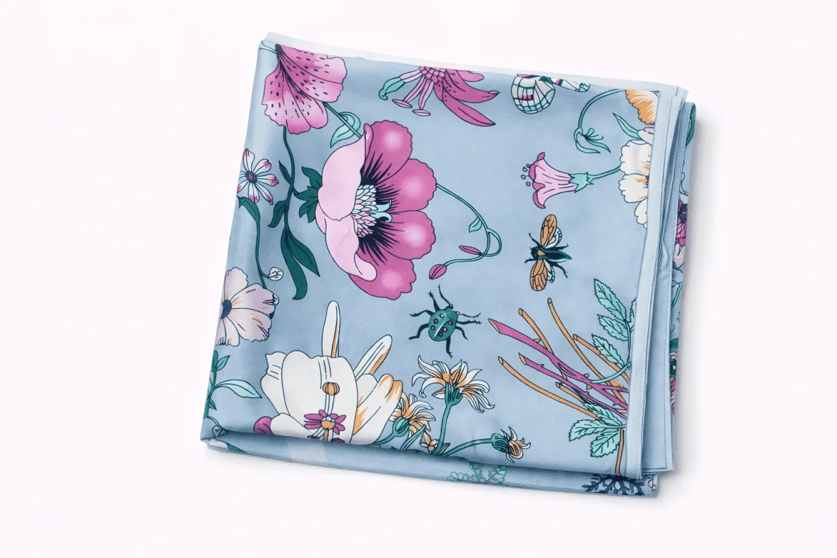Pañuelo de semi seda grande azul con flores 130×130 cm - Imagen 5