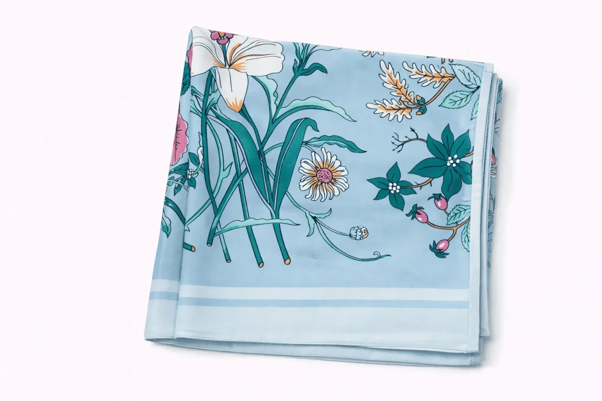 Pañuelo de semi seda grande azul con flores 130×130 cm - Imagen 4