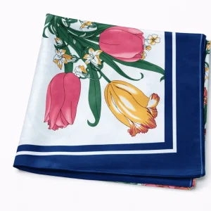 Pañuelo de semi seda grande crudo y azul marino con flores 130×130 cm