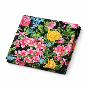 Pañuelo de semi seda grande negro con flores 130×130 cm