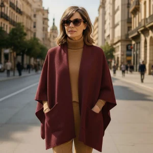 Poncho capa granate con trabilla