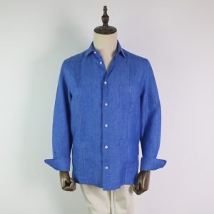 Guayabera con jaretas plisadas lino azulón