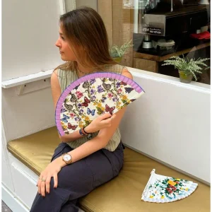 Abanico blanco de madera pintada con mariposas