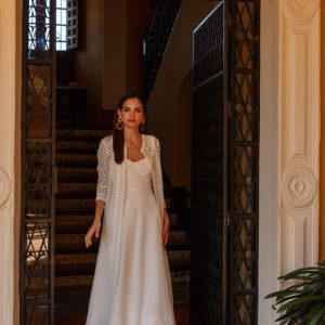 Matilde Cano abrigo blanco guipur