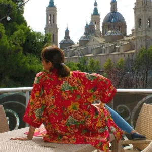 Abrigo cretona rojo de flores reversible.