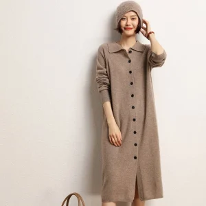 Vestido tipo cárdigan con botones de cachemira