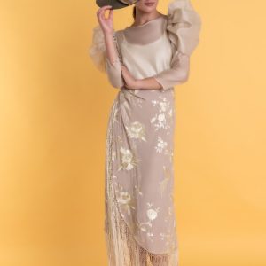 Matilde Cano conjunto camisa y falda manton