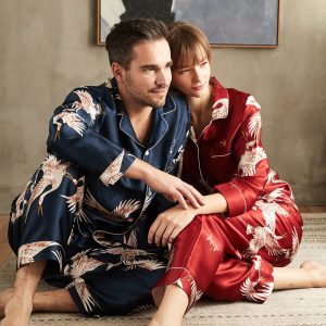 Pajama de seda estampado de grúa larga para parejas