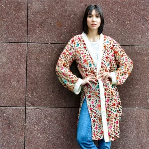 Kimono de terciopelo devore beige con florecitas de colores