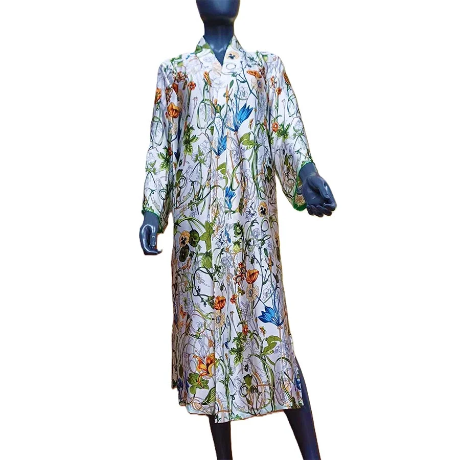 kimono largo de semiseda blanco y verde de Flores - Imagen 3