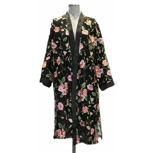 Kimono negro bordado con flores rosas
