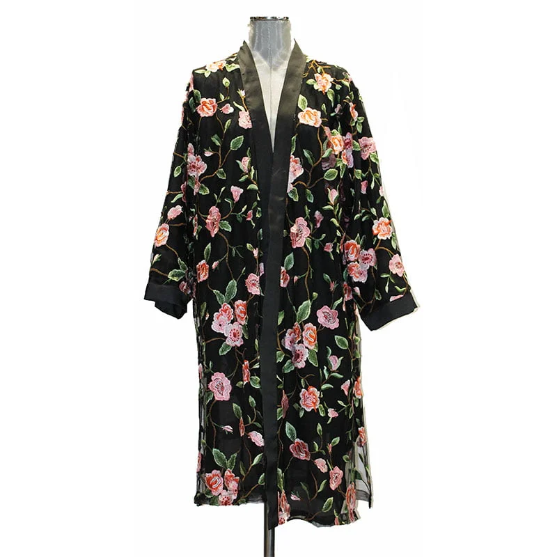 Kimono negro bordado con flores rosas